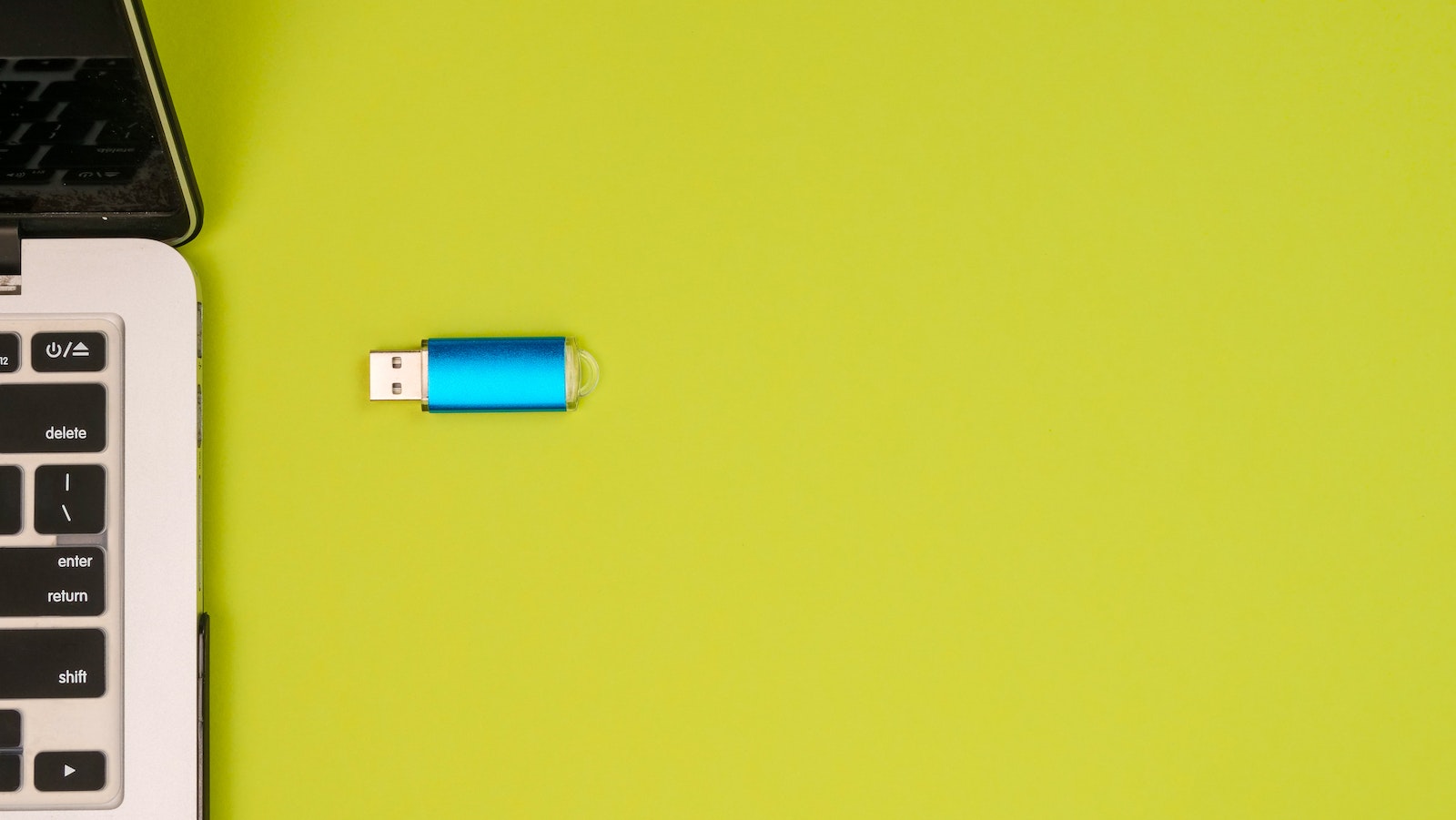How big of a flash drive do I need for Windows 10