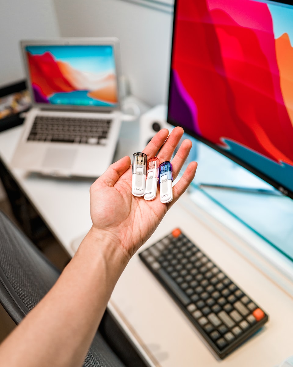 can you connect a flash drive to a MacBook Air